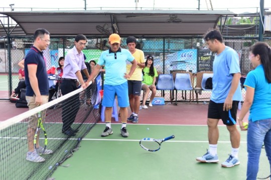 Đại diện 2 đội xác định đội giao bóng trước