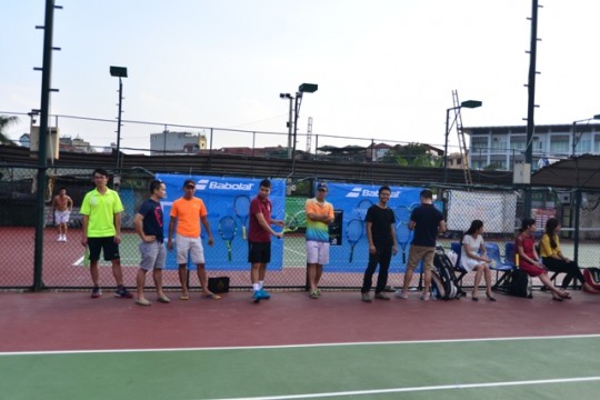 Nguoi tham du chon cay vot Babolat de danh thu