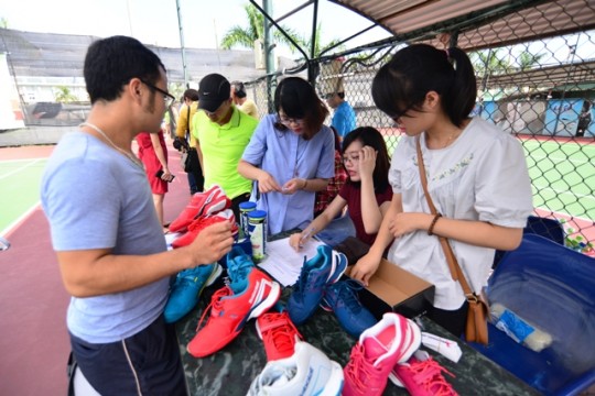 Người tham dự sự kiện tại bàn đăng ký