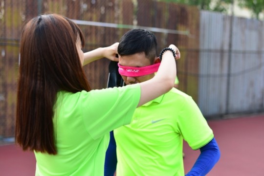 Tiếp tục bịt mắt