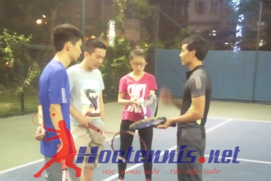 Thay Dong huong dan cach cam vot tennis