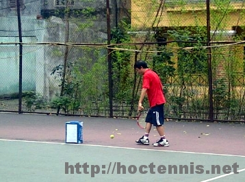 Lớp học sửa kỹ thuật tennis ở cơ sở Hoàng Hoa Thám, Hà nội