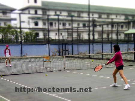 Lớp học tennis cơ bản dành cho nữ ở cơ sở Tây Hồ, Hà nội